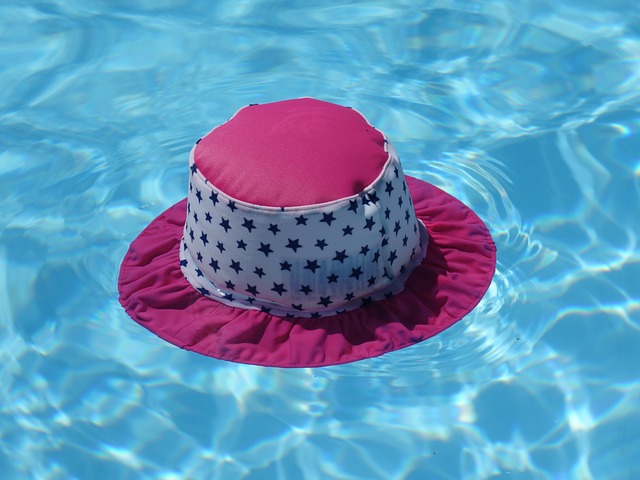 klobouk na hladině bazénu