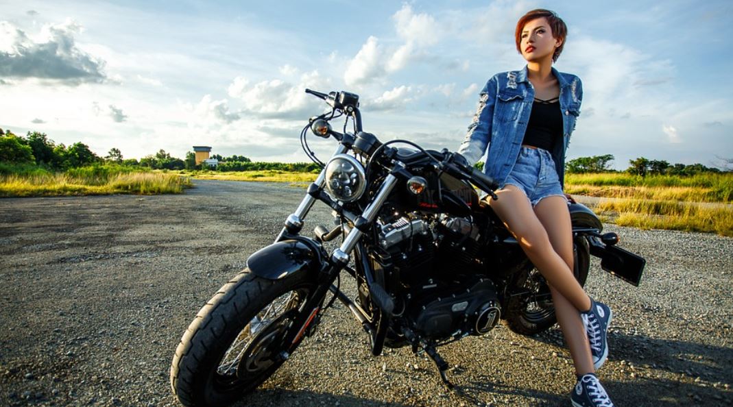 žena u motorky